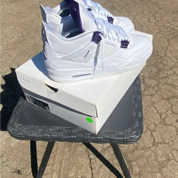 Jordan 4s Metallic purple - Picture 5 of 10